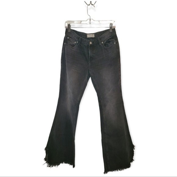 WE THE FREE  Flare leg raw hem black jeans size 26 - Picture 1 of 3